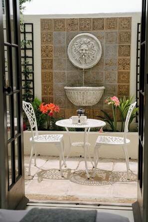 Pillow-top beds, individually decorated, individually furnished - Vesper Apartments (Cape Town)