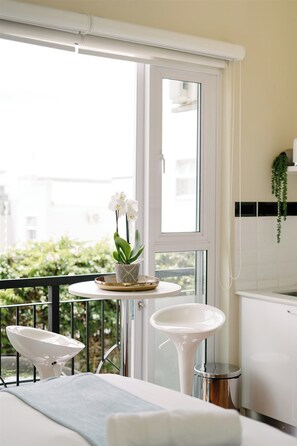 Pillow-top beds, individually decorated, individually furnished - Vesper Apartments (Cape Town)