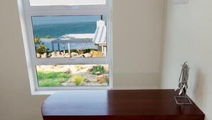 Standard Apartment, 1 Bedroom | In-room dining - Crichton House (Cape Town)