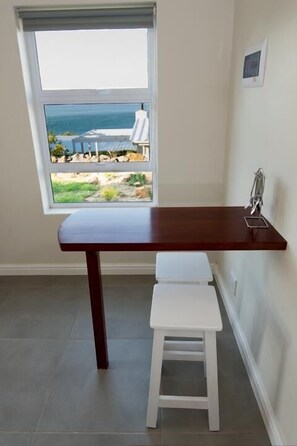 تناول الطعام داخل الغرفة