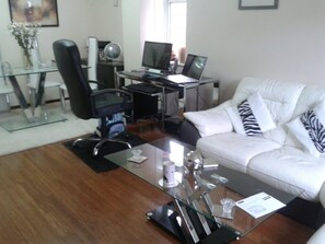 Lobby sitting area - Bianca's House Hotel Heathrow Airport (Slough)