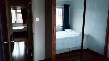 1 bedroom, Egyptian cotton sheets, premium bedding, Tempur-Pedic beds