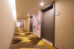 Doppia Deluxe | Copriletto in piuma, tende oscuranti, Wi-Fi gratuito, lenzuola