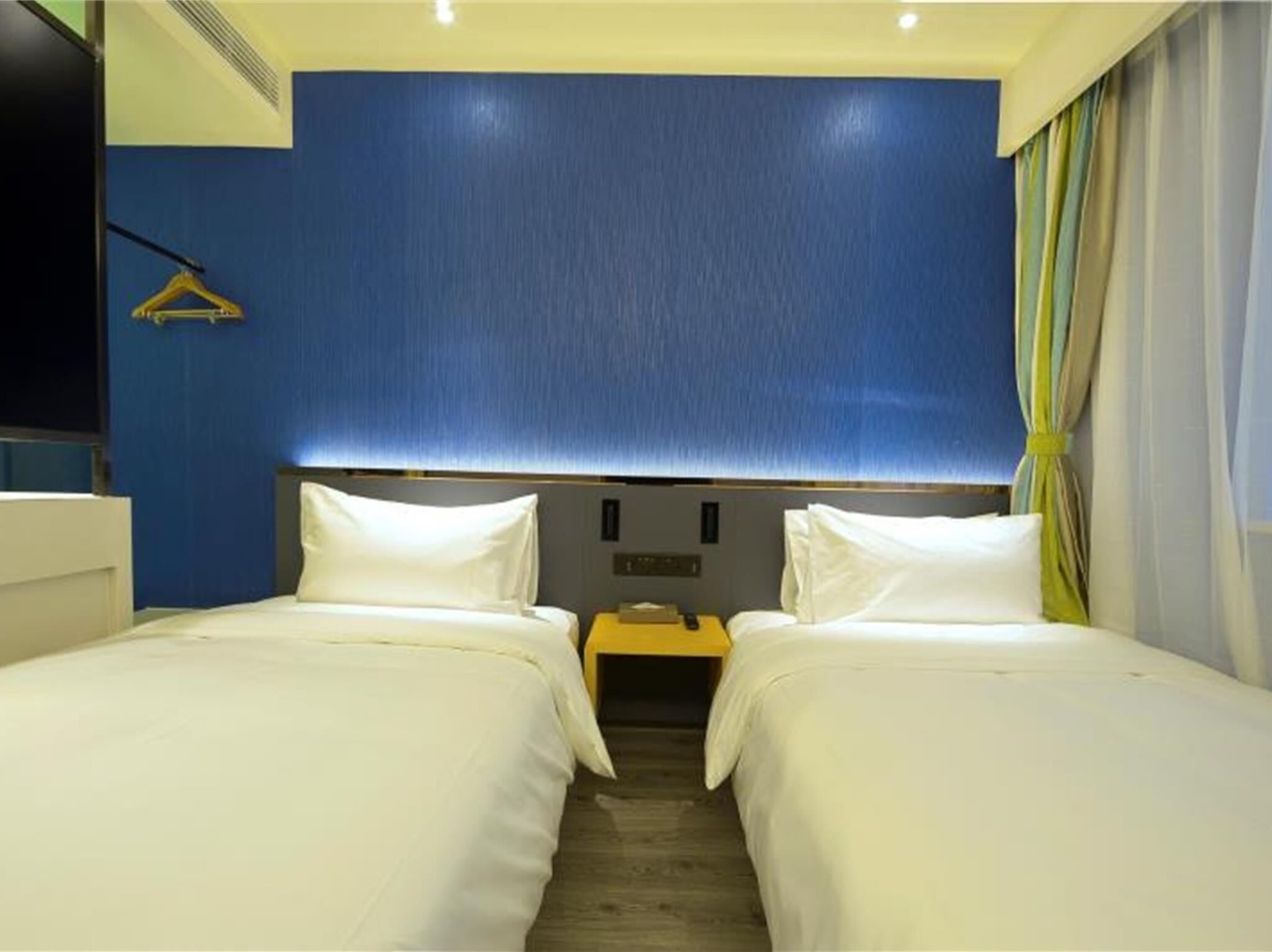 Business Twin Room | Down comforters, blackout drapes, free WiFi, bed sheets