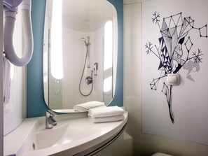 Family Room, Multiple Beds | Desk, soundproofing, free WiFi, bed sheets - ibis budget Albi Centre (Albi)