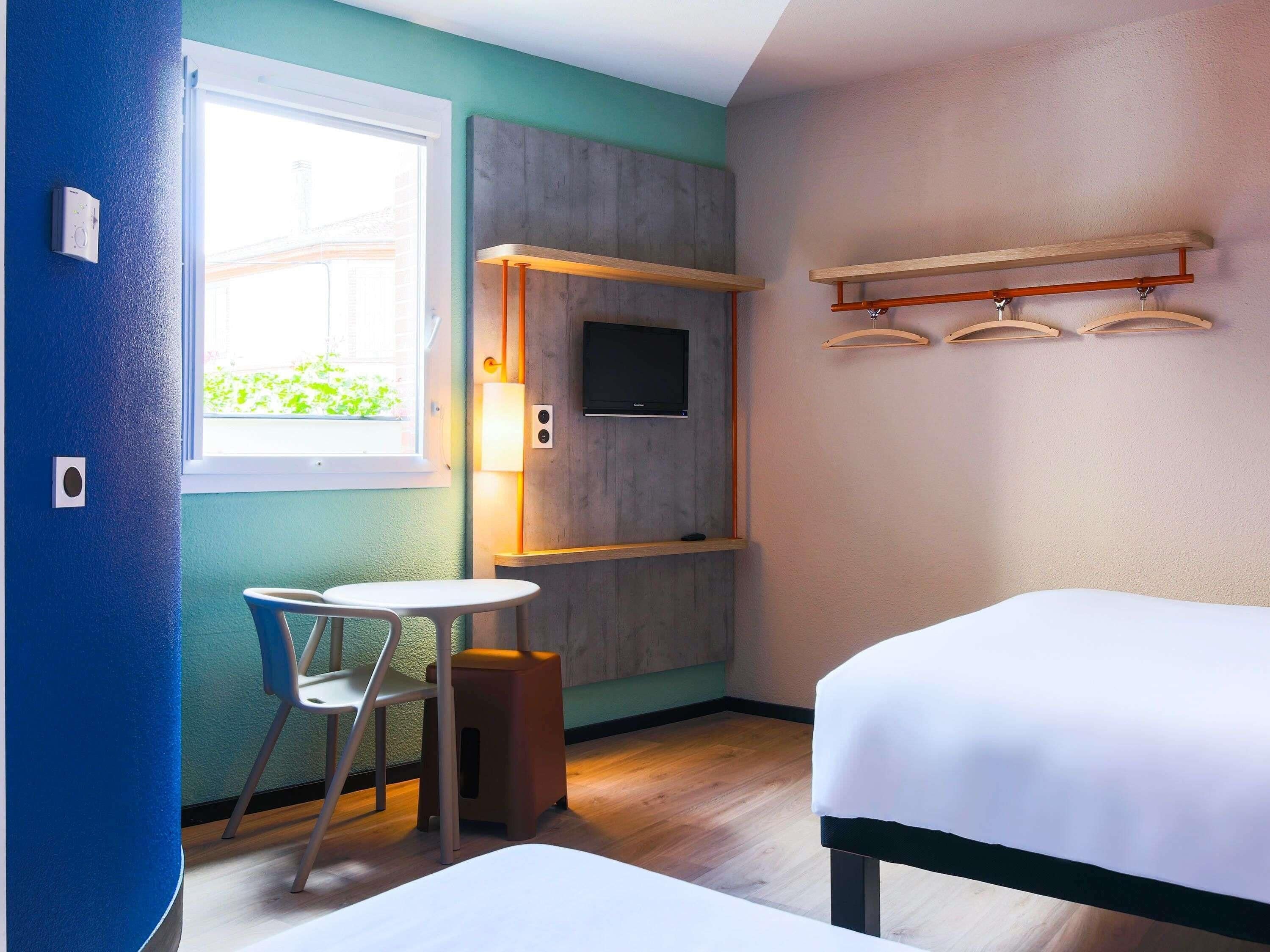Chambre Familiale, plusieurs lits | Bureau, chambres insonorisées, Wi-Fi gratuit, draps fournis