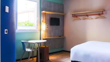 Chambre Familiale, plusieurs lits | Bureau, chambres insonorisées, Wi-Fi gratuit, draps fournis