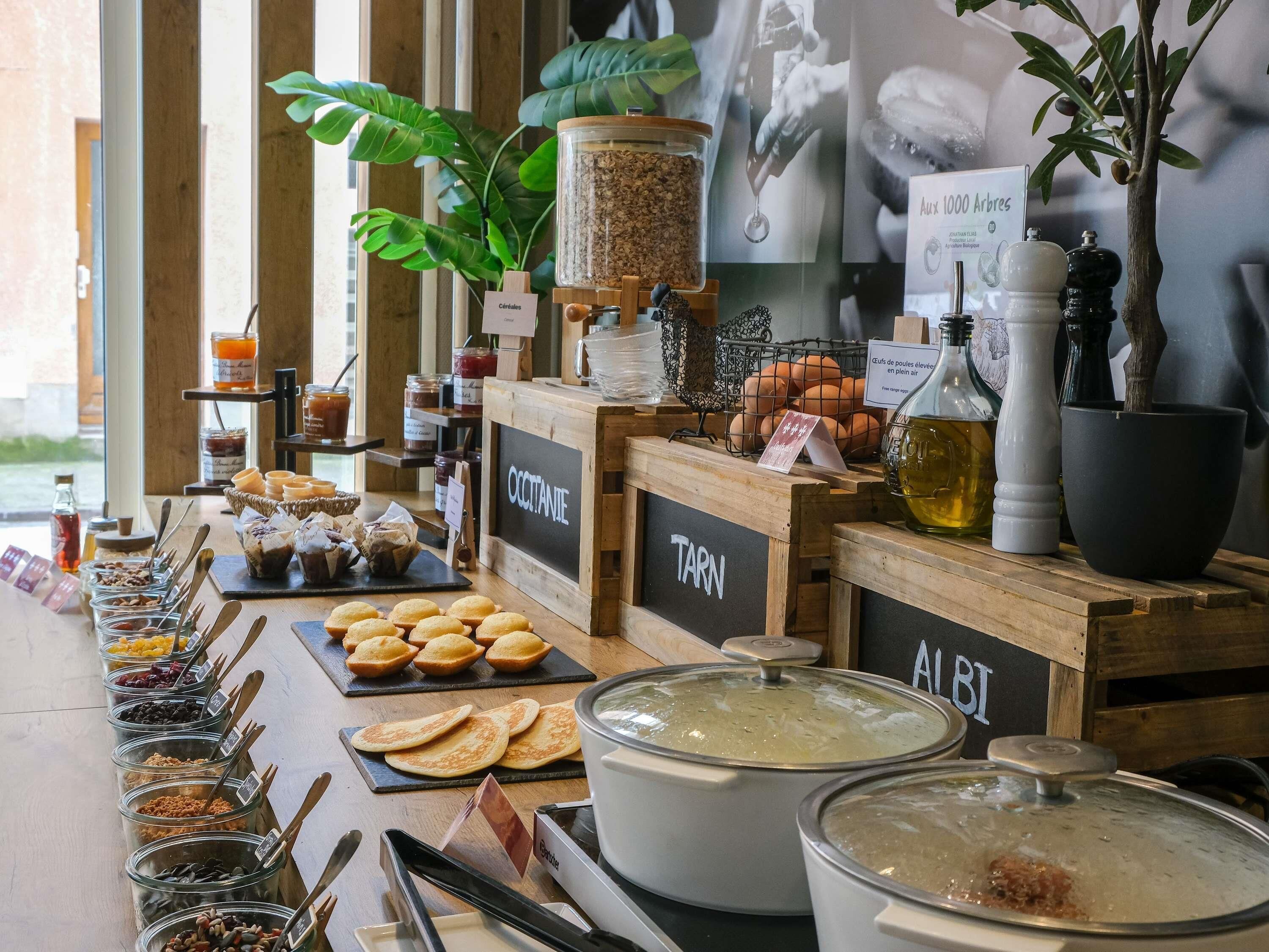 Dagelijks ontbijtbuffet (EUR 9.90 per persoon)