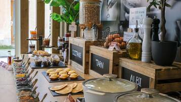 Dagelijks ontbijtbuffet (EUR 9.90 per persoon)
