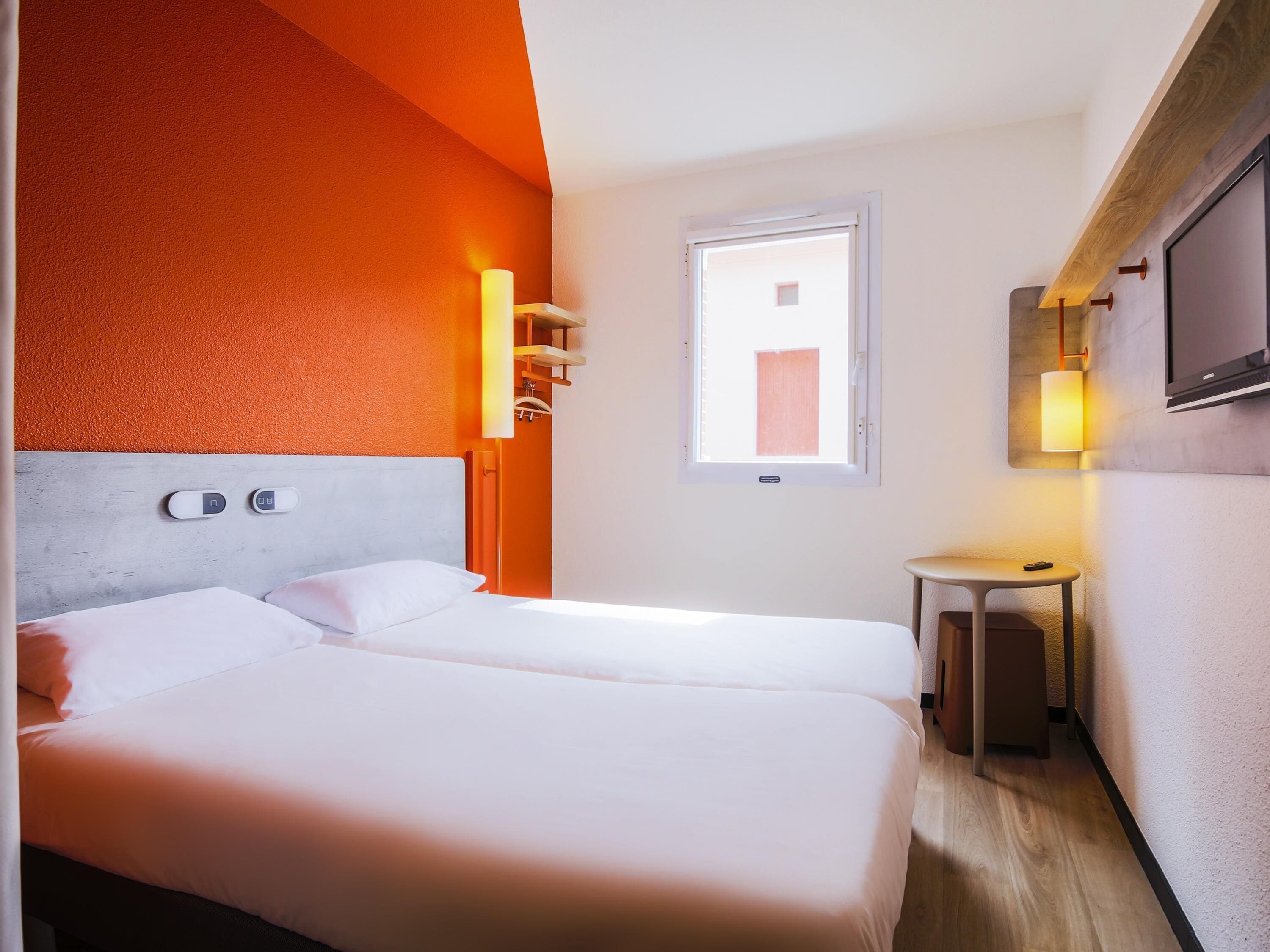 Twin kamer, 2 eenpersoonsbedden | Een bureau, geluiddichte muren, gratis wifi, beddengoed