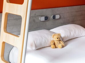 Escritorio, sistema de insonorización, wifi gratis y ropa de cama