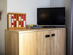 Een bureau, geluiddichte muren, gratis wifi, beddengoed