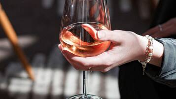 Una mano sosteniendo una copa de vino.