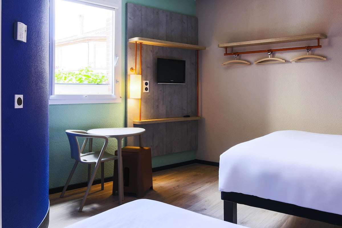 Desk, soundproofing, free WiFi, bed sheets