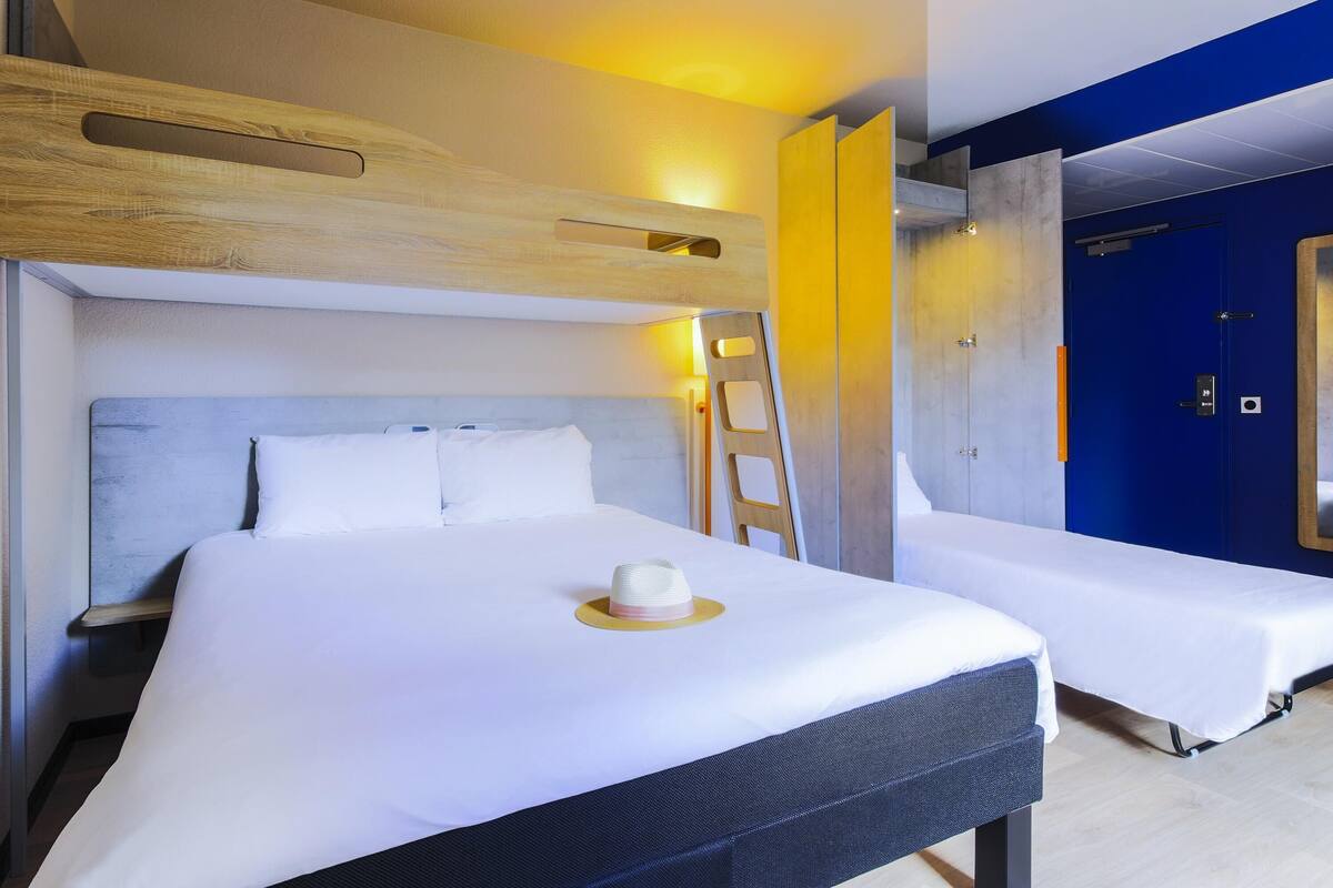 Chambre Familiale, plusieurs lits | Bureau, chambres insonorisées, Wi-Fi gratuit, draps fournis