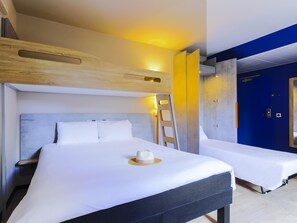 家庭房, 多张床 | 办公桌、隔音、免费 WiFi、床单