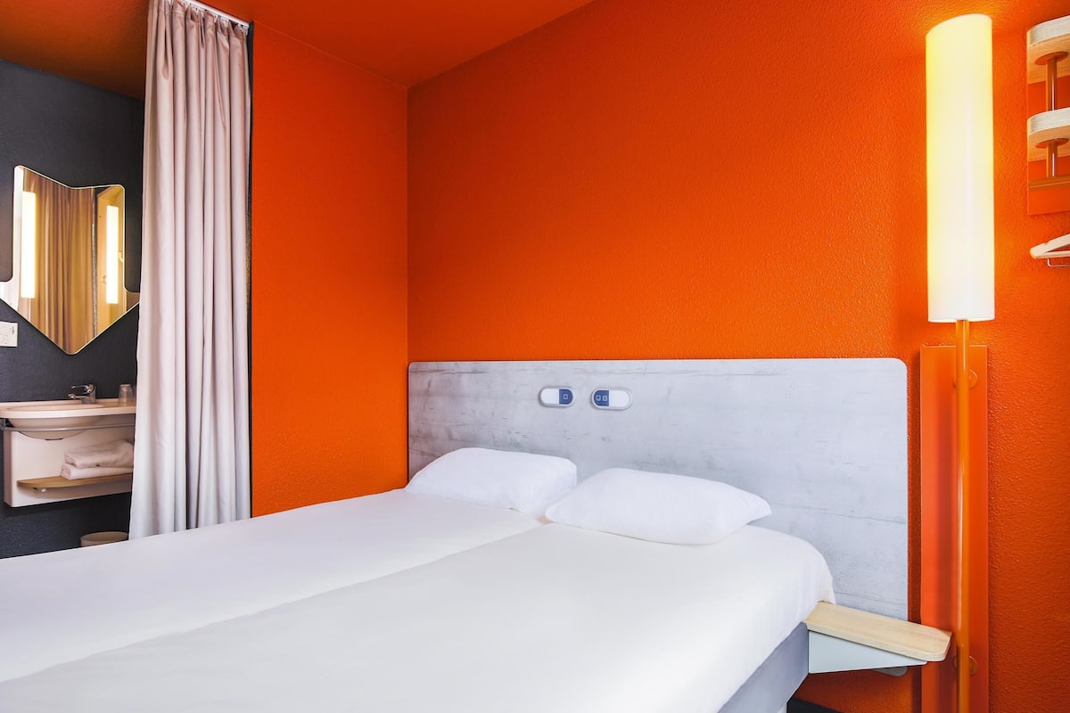 Habitación con 2 camas individuales, 2 camas individuales | Escritorio, insonorización, wifi gratis y ropa de cama