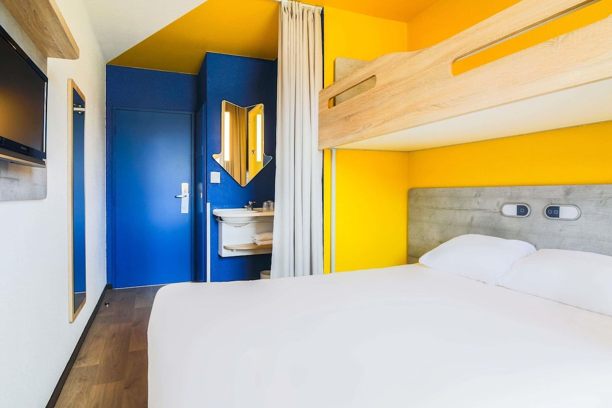 desk, soundproofing, free wifi, bed sheets