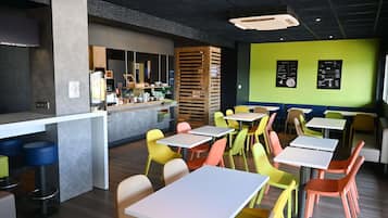 Petit déjeuner buffet (6.90 EUR par personne)