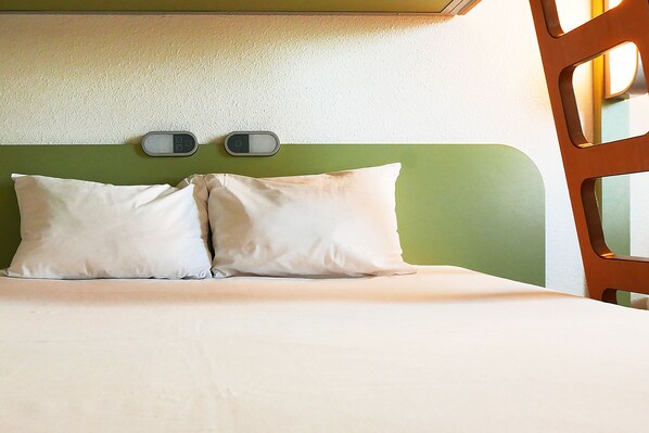 1 bedroom, premium bedding, desk, soundproofing
