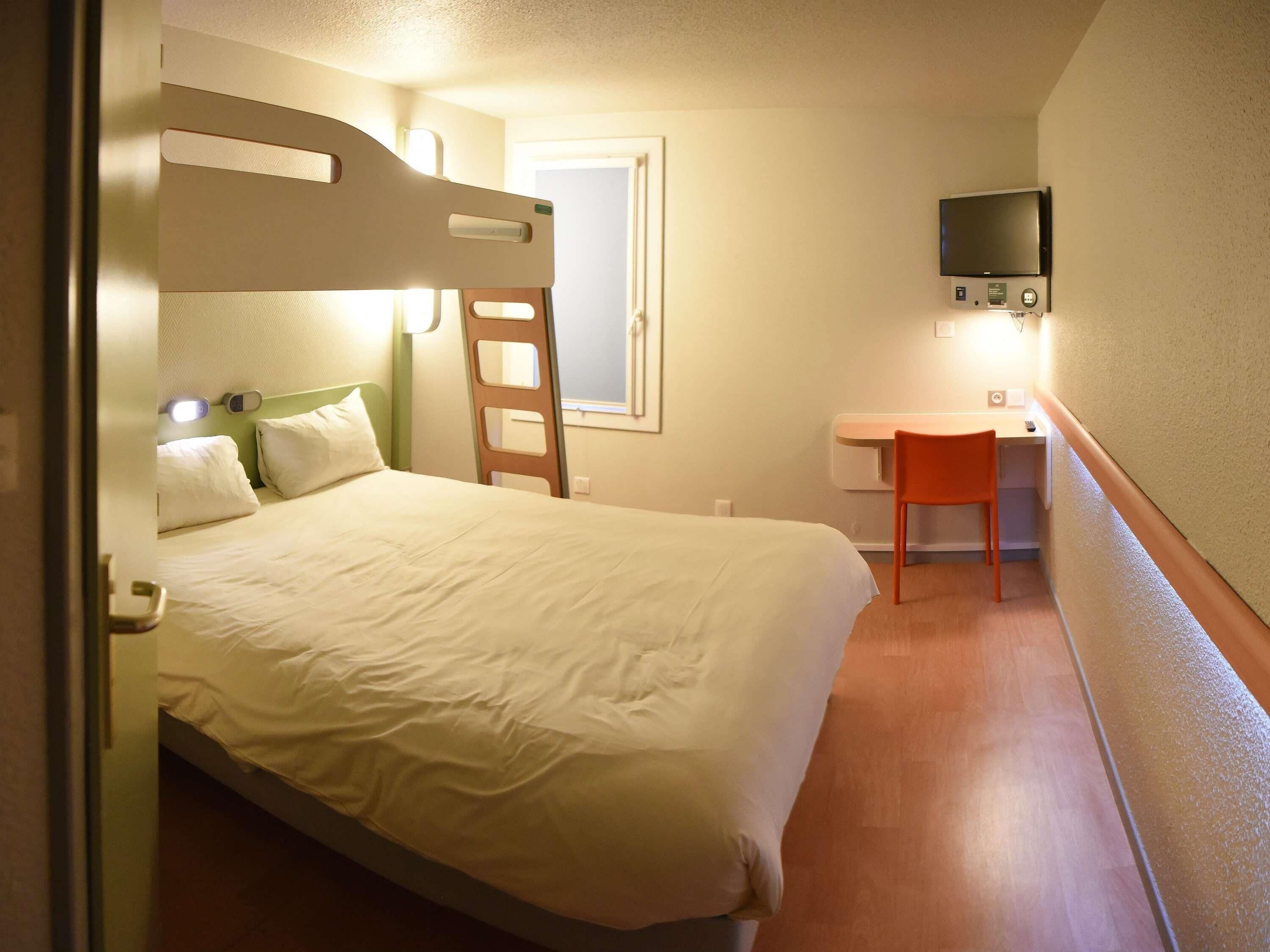 三人房, 多张床 | 1 多间卧室、高档床上用品、办公桌、隔音