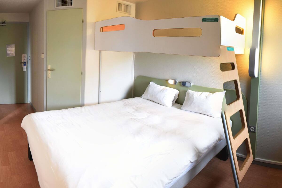 1 bedroom, premium bedding, desk, soundproofing