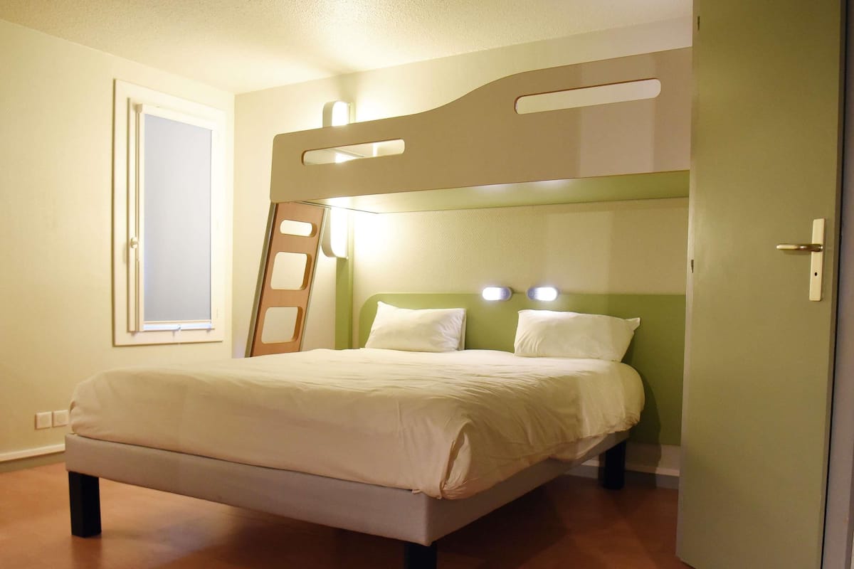 Trippelrum - flera sÀngar | 1 sovrum, sÀngtillbehör av högsta kvalitet, skrivbord och ljudisolering