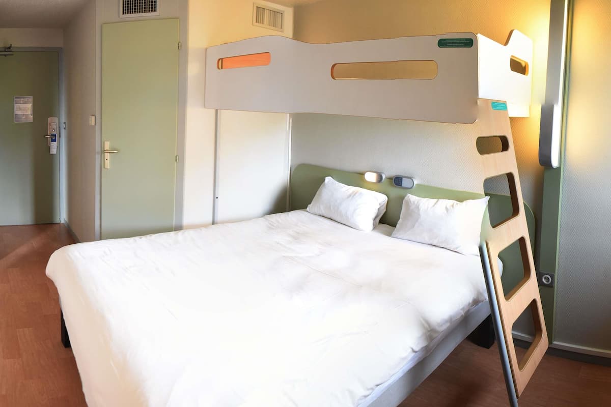 Chambre Triple, plusieurs lits | 1 chambre, literie de qualité supérieure, bureau, chambres insonorisées