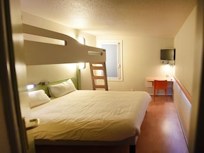 Triple Room, Multiple Beds | 1 bedroom, premium bedding, desk, soundproofing - ibis budget Laval (Bonchamp-les-Laval)
