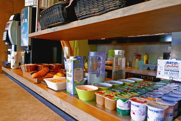 Desayuno buffet todos los días (EUR 6.90 por persona) 