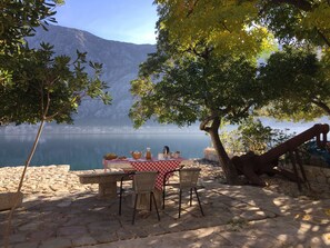 Outdoor dining - Villa Mariner (Kotor)