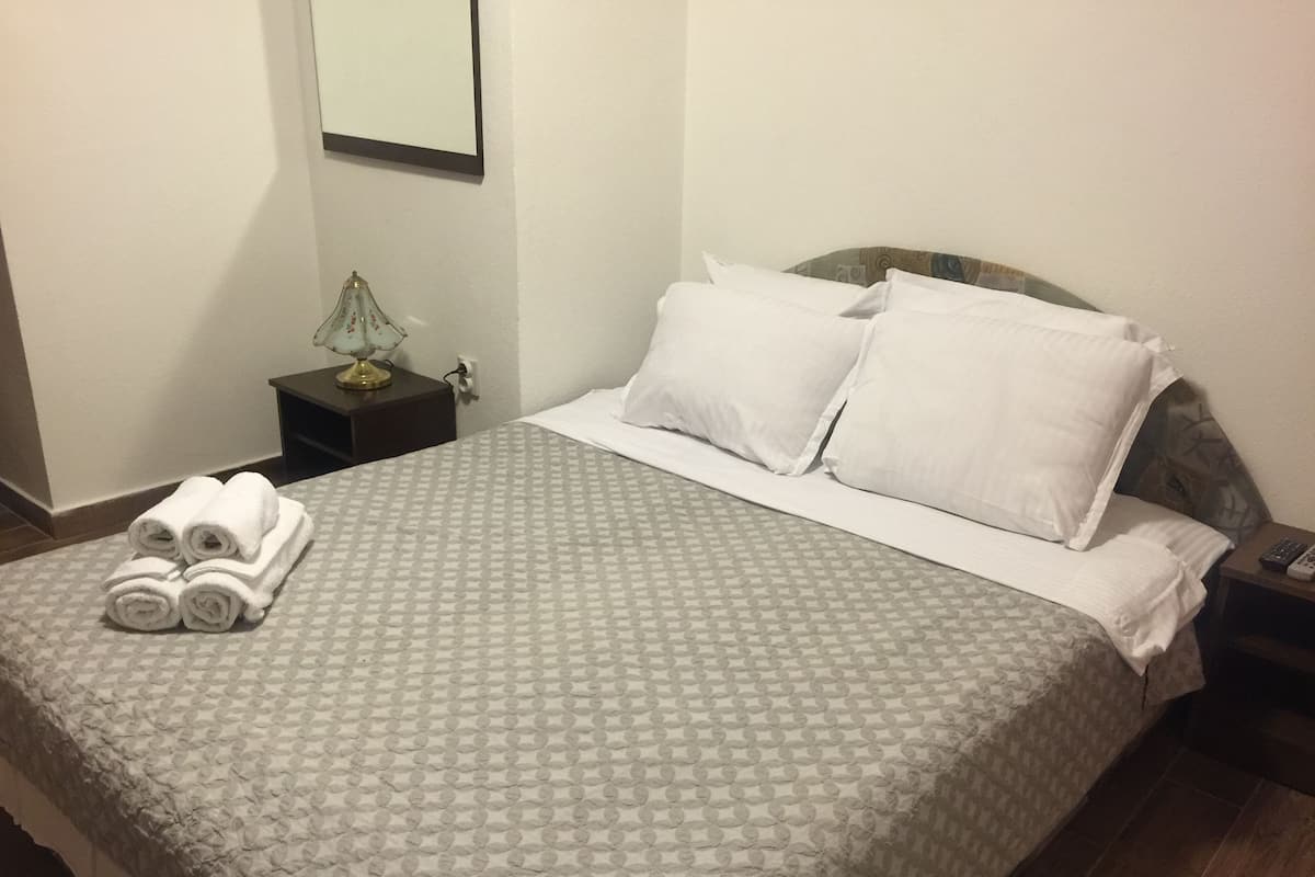 Double Room, Garden View | Desk, soundproofing, iron/ironing board (on request), WiFi (free)