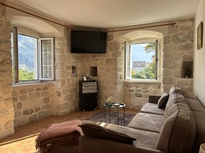 Leilighet – deluxe, 1 soverom, sjøutsikt | Skrivebord, lydisolert, strykejern/-brett og wi-fi (inkludert)