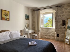 Leilighet – deluxe, 1 soverom, sjøutsikt | Skrivebord, lydisolert, strykejern/-brett og wi-fi (inkludert)