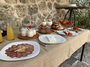 Petit déjeuner buffet servi tous les jours en supplément