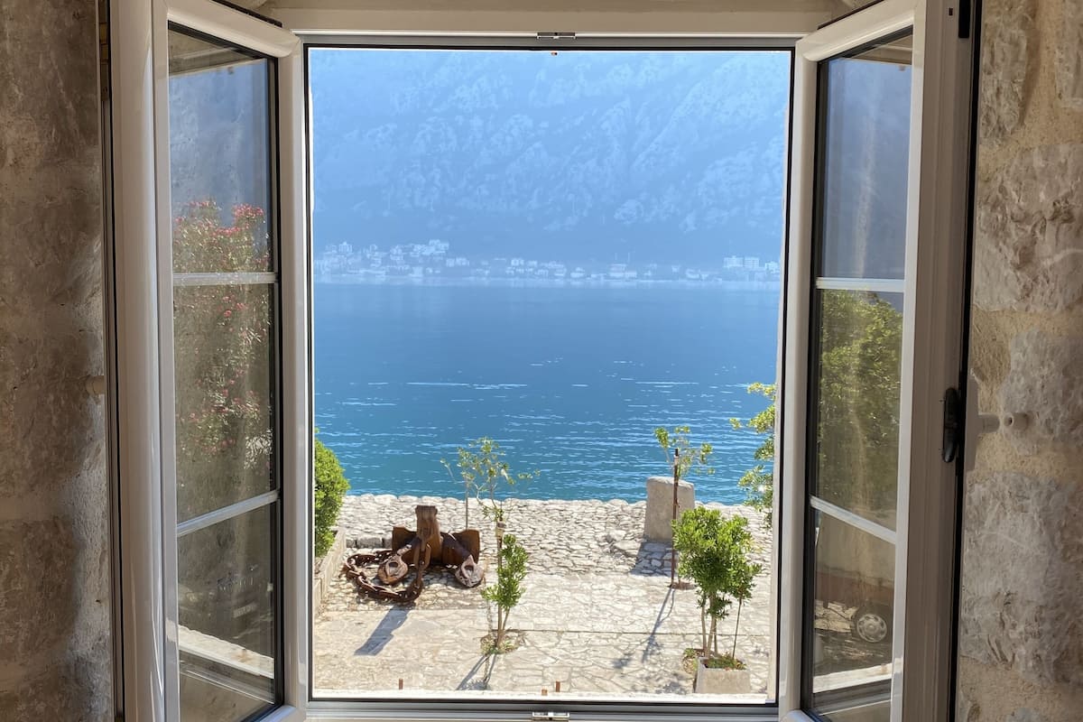Deluxe Double Room, Sea View | Desk, soundproofing, iron/ironing board (on request), WiFi (free)