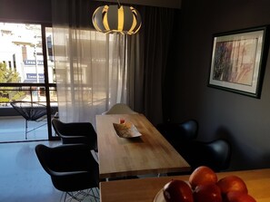 Appartement, 2 chambres | Repas dans la chambre