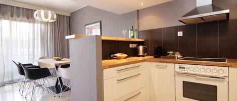Apartment, 2 Bedrooms | Private kitchen | Fridge, microwave, oven, stovetop