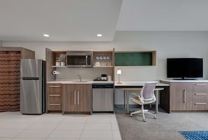 Suite, 1 habitación, para no fumadores | Caja de seguridad en la habitación, escritorio y cortinas blackout 
