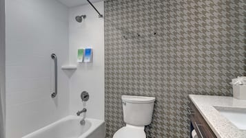 Un baño con bañera, inodoro y ducha.