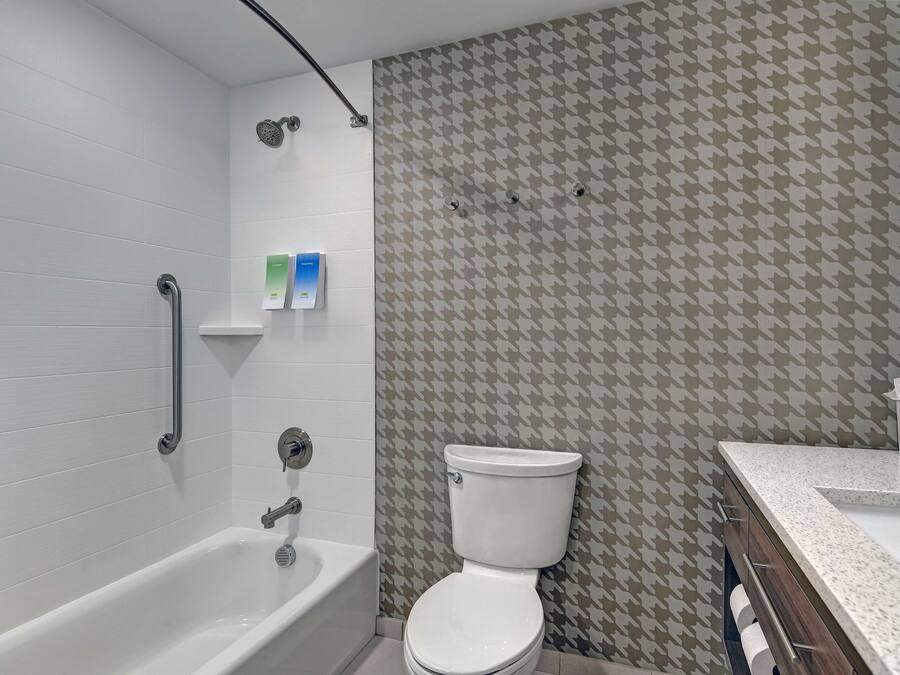 Un baño con bañera, inodoro y ducha.