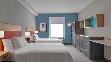 Cofres nos quartos, escrivaninha, cortinas blackout