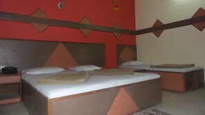 Camera Standard | Una cassaforte in camera, una scrivania, insonorizzazione