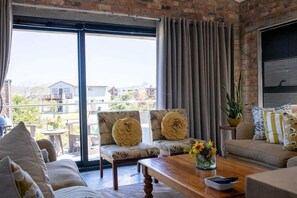 Self-Catering Unit with 2 separate Rooms | Living area | TV, Netflix, pay films, streaming services - Stay at Friends (Betty's Bay)