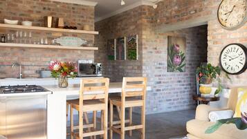 Self-Catering Unit with 2 separate Rooms | Cuisine privée | Réfrigérateur, micro-ondes, cafetière/bouilloire, bouilloire électrique