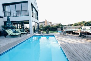 Außenpool, Sonnenschirme, Liegestühle