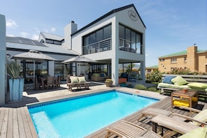 Outdoor pool, pool umbrellas, pool loungers - Stay at Friends (Betty's Bay)
