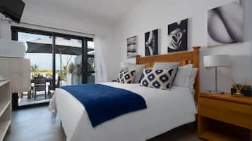 Boutique Room 1 | Tempat tidur Select Comfort, brankas, dan didekorasi berbeda-beda