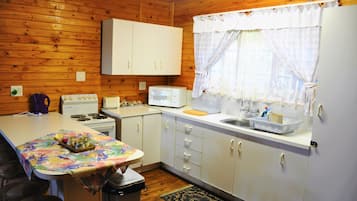Deluxe-chalet, näköala puutarhaan | Yksityinen keittiö | Jääkaappi, mikroaaltouuni, uuni, liesi