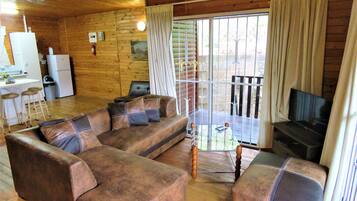Deluxe Chalet, Garden View | Living area